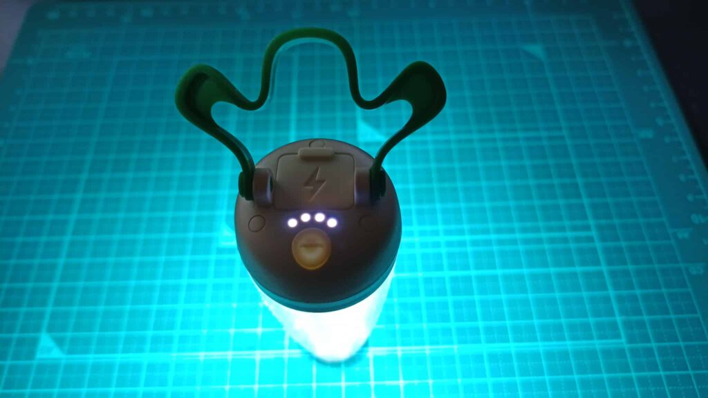 白く光ってバッテリー残量を表示するSoomloomキャロットランタン