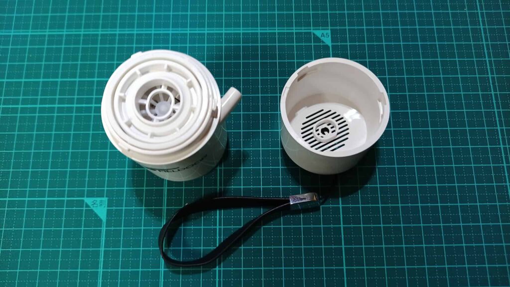 LEDライト部分の本体を分割した状態