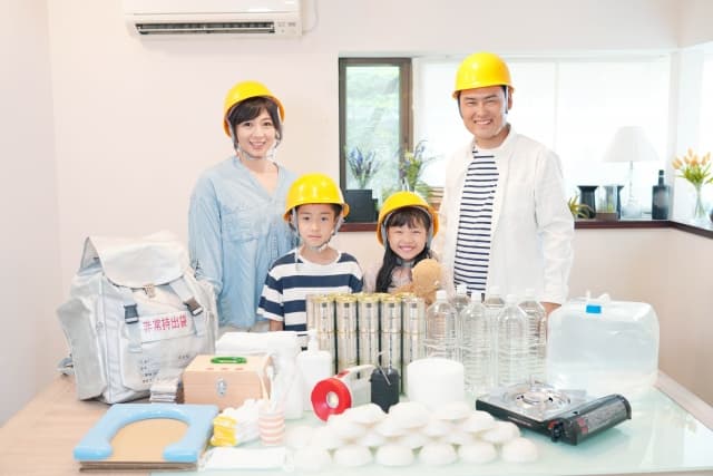 防災を日常化するために、備蓄品を用意する家族
