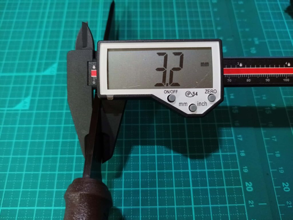 モーラナイフ ガーバーググランドブラックの刃厚0.32cm