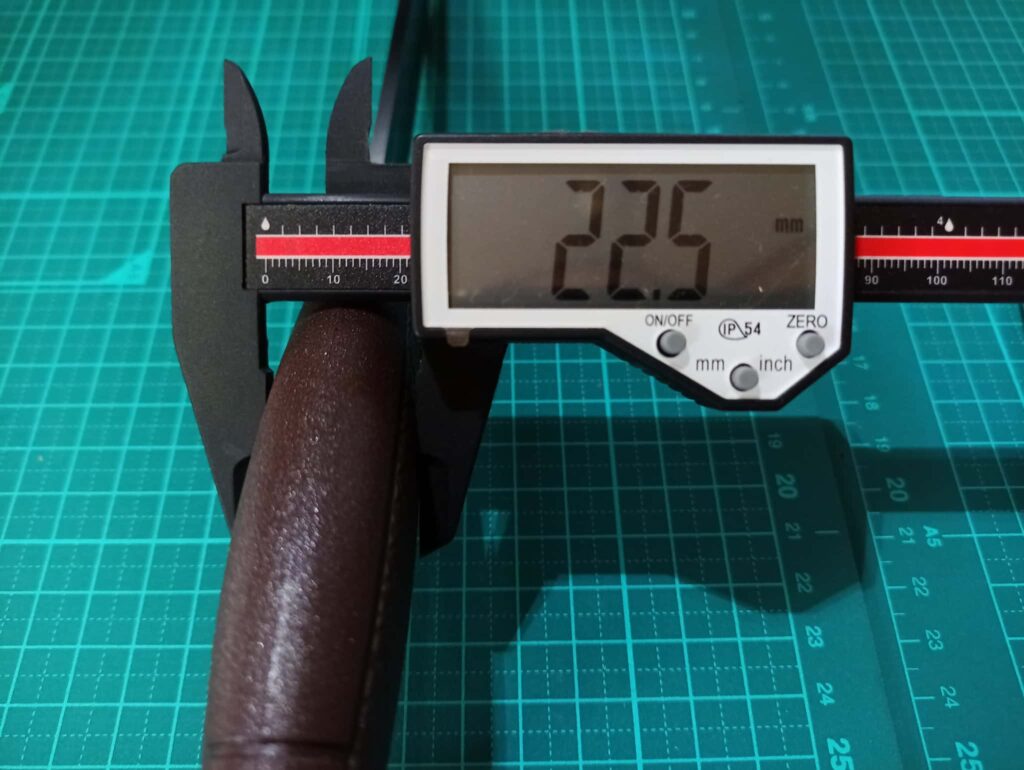 モーラナイフ ガーバーググランドブラックのハンドル厚さ2.25cm