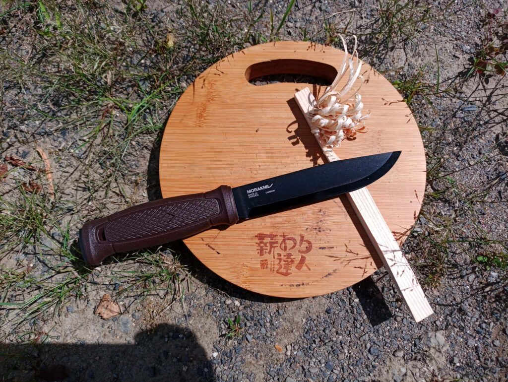 モーラナイフ ガーバーググランドブラックはフェザースティックも作りやすい
