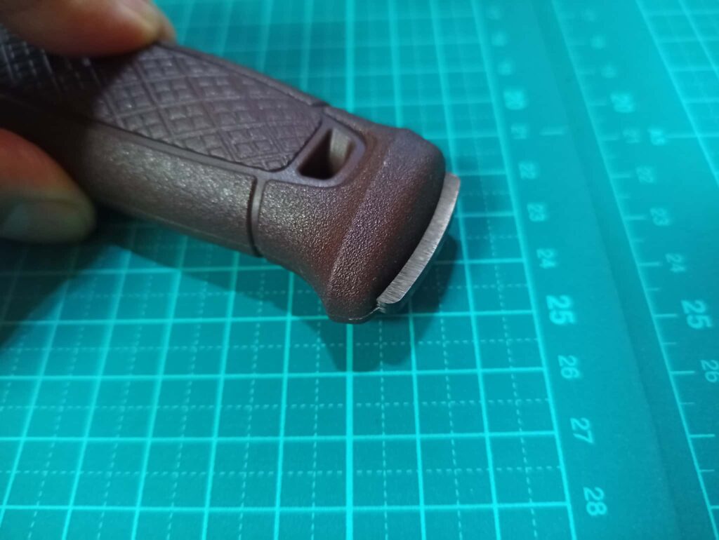 ガーバーググランドブラックは、ハンドルエンドに出ている金属部分が鋭く加工されている。